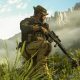 Un soldato in mezzo al fogliame con un fucile in Call of Duty: Modern Warfare 3.