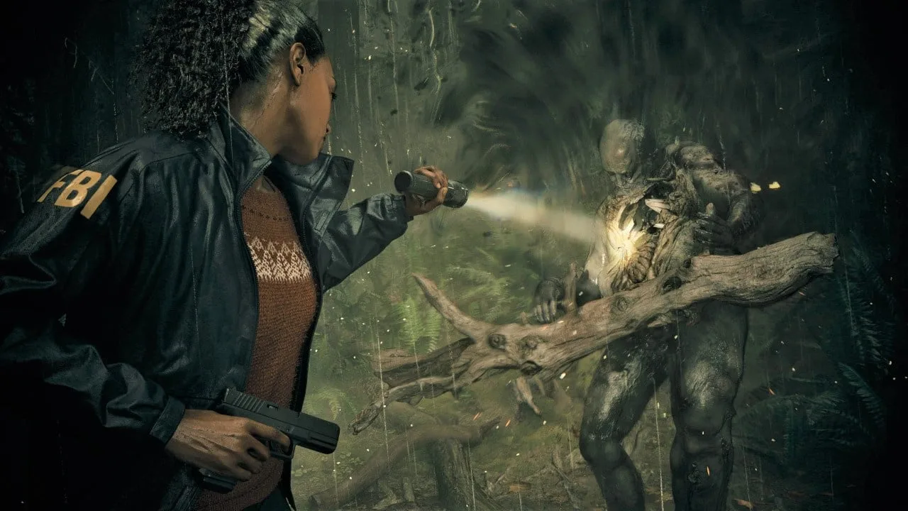 Saga Anderson shining torch on enemy in Alan Wake 2