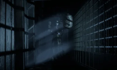 Spookachtige figuur die in de gang in Chiyo staat
