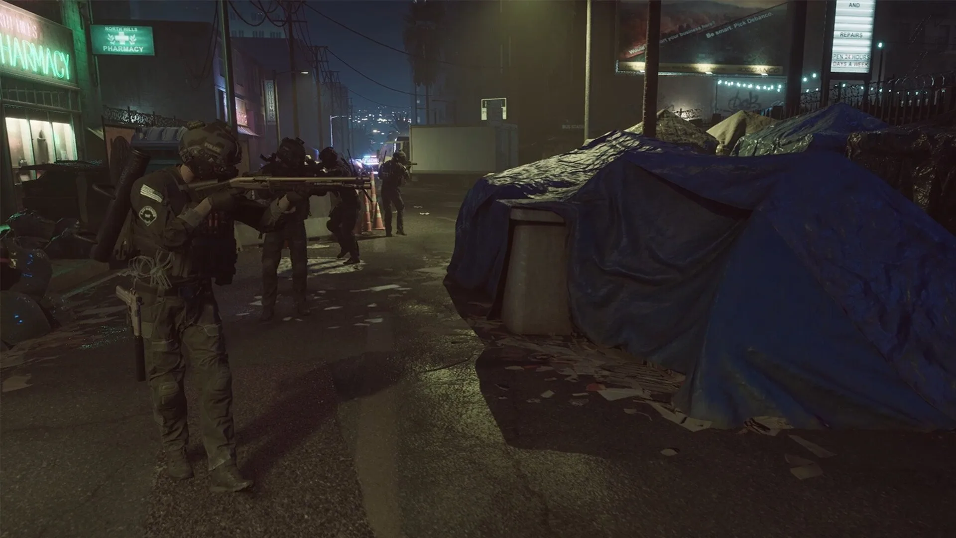 Ein Spaziergang durch eine schwach beleuchtete Gasse im Taktik-Shooter „Ready or Not“.