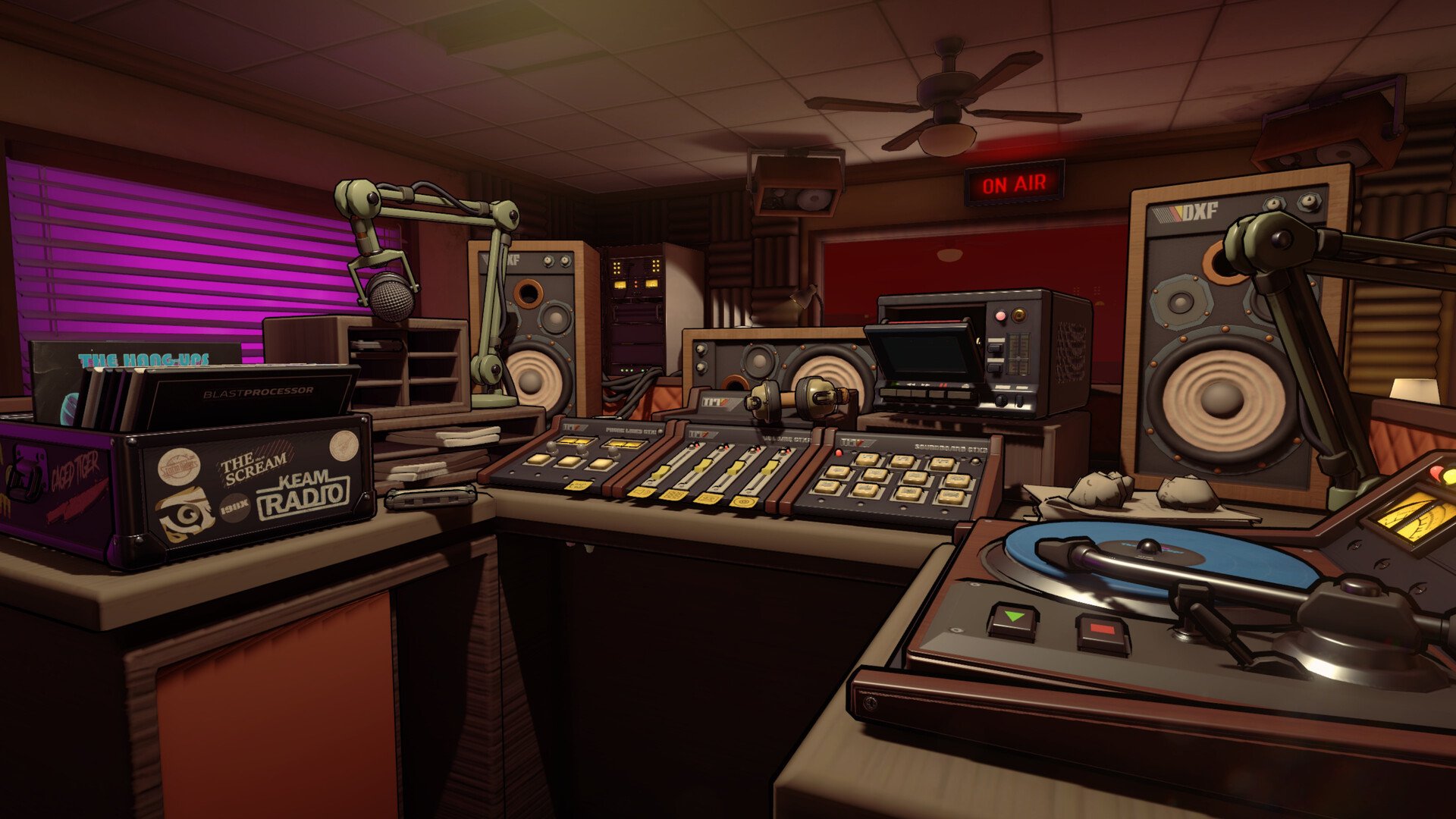 Unha sala de enxeñeiros de música con caixa de resonancia en Horror Walking Simulator Killer Frequency.