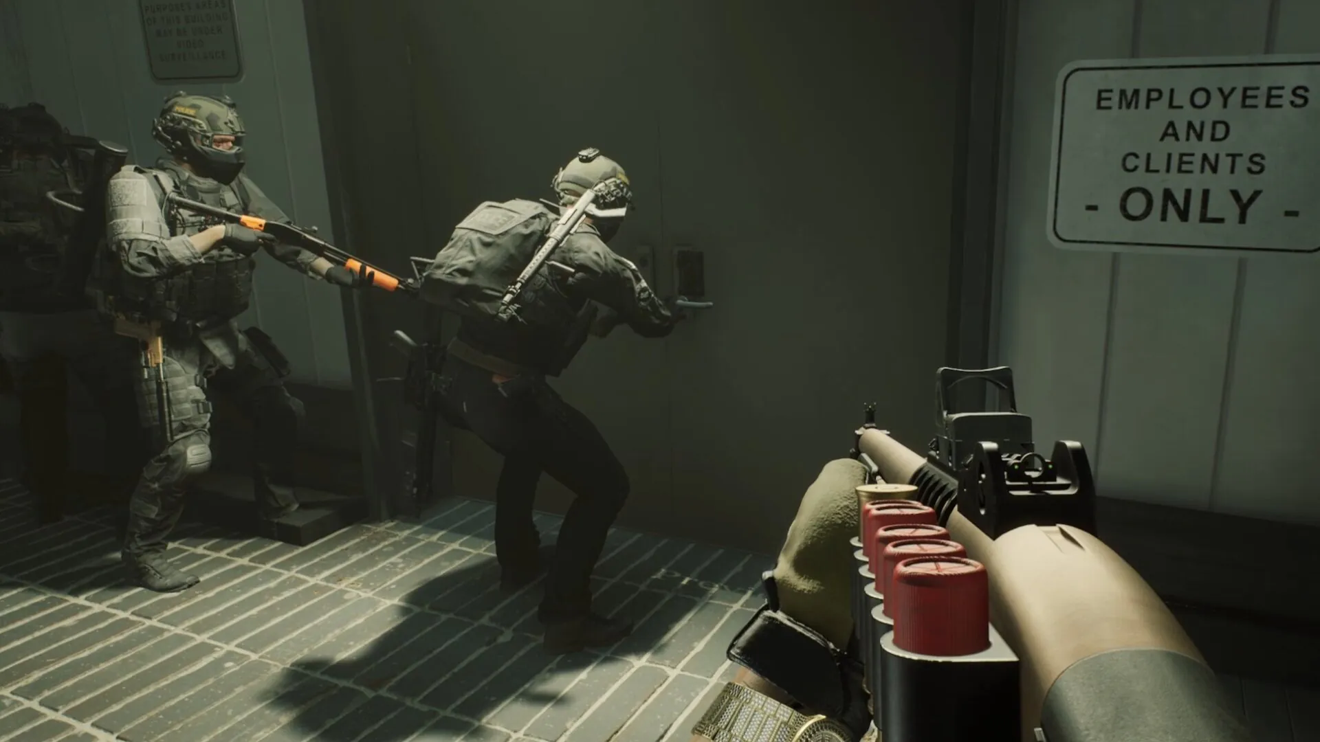 Esquadrão tático abrindo uma porta no jogo como Level Zero: Extraction