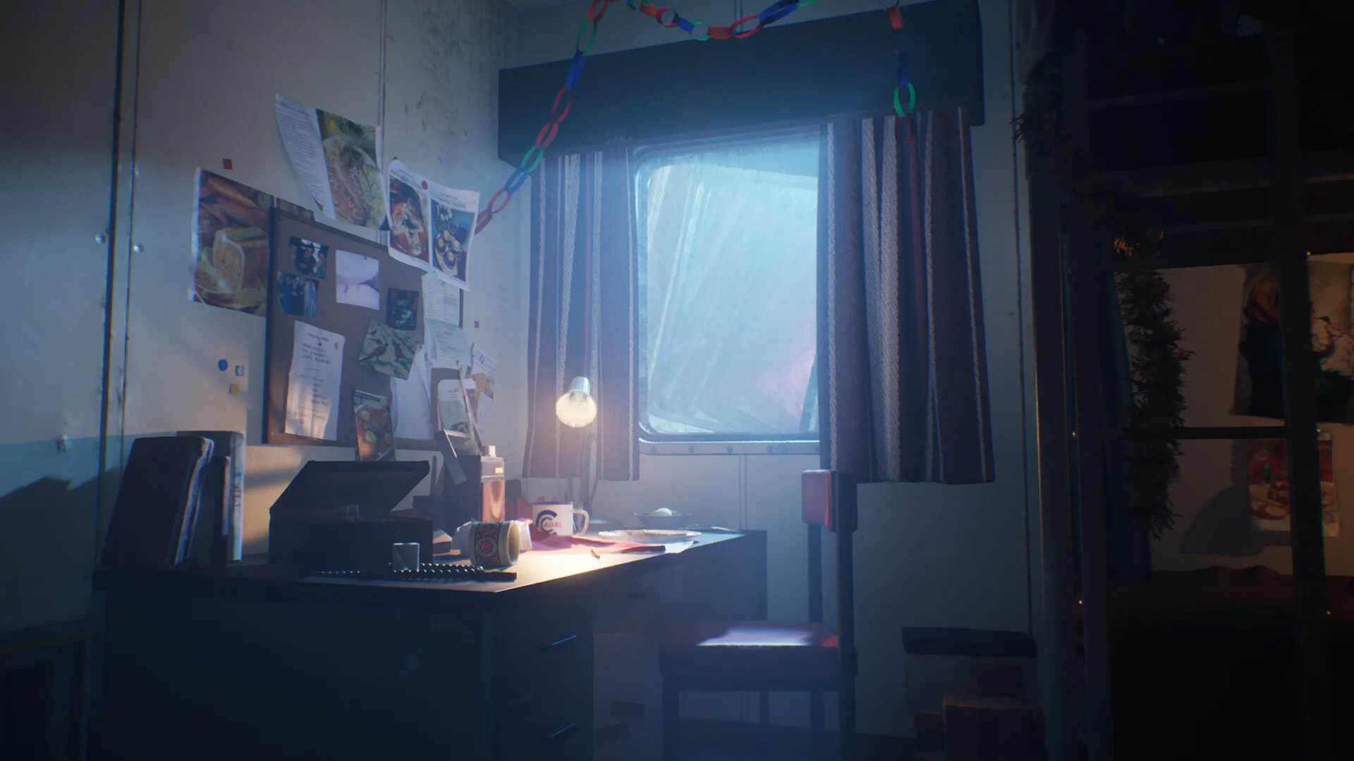 Uma sala ligeiramente iluminada em um navio no jogo de terror psicológico Still Wakes the Deep.