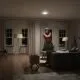 Mrs. Susan steht im Wohnzimmer (Supernatural)