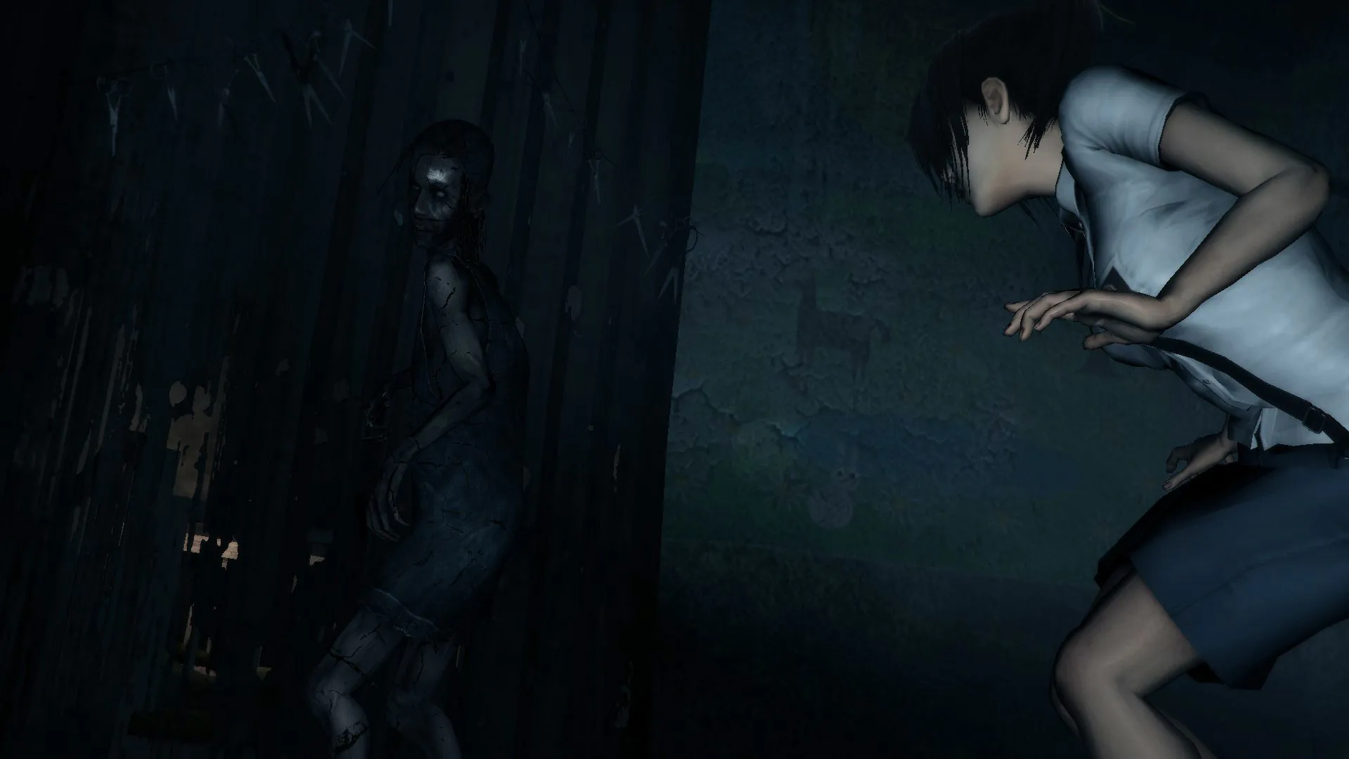Школьница прячется от призрачной фигуры в Dreadout