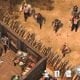 Вид сверху на врагов, приближающихся к укрепленному убежищу игрока в мобильной игре на выживание