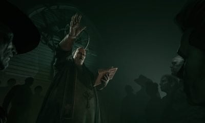 PS Plus 공포 게임에서 목사가 어두운 군중에게 책을 읽어준다