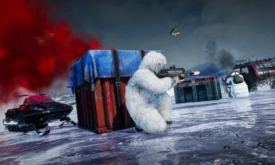 Игроки в белом маскировочном костюме ведут огонь возле ящиков с добычей в многопользовательской мобильной игре