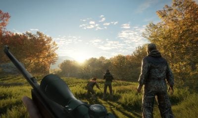 Cacciatori armati di fucili esplorano una radura nella foresta illuminata dal sole nel gioco di simulazione per PS Plus