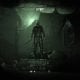 Nachtsichtansicht einer bedrohlichen Gestalt mit einer Waffe, die in einer Horrorspielszene von PS Plus über Leichen steht