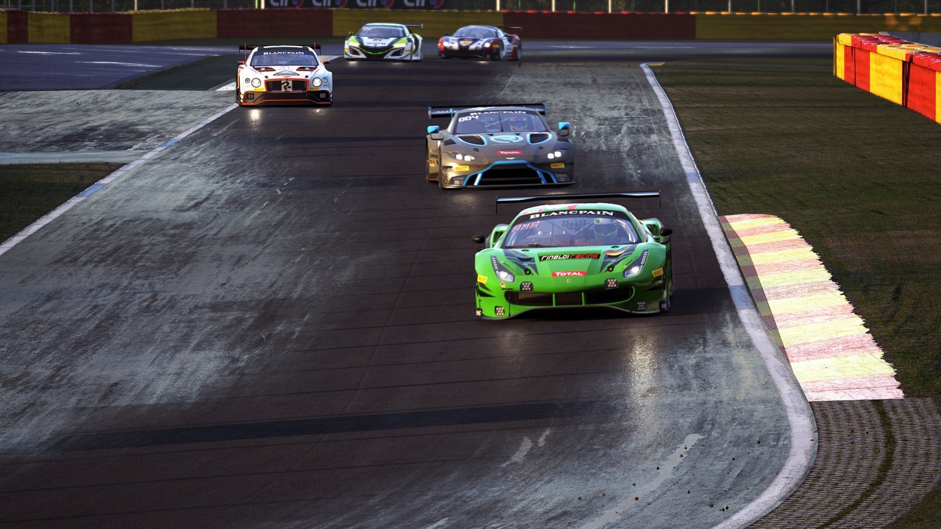 GT3-racerbiler kører hurtigt på en våd bane i et realistisk PS Plus-racerspil
