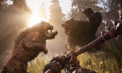 Escena de combate prehistórico con un oso y un gato dientes de sable peleando en el juego de supervivencia de PS Plus