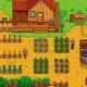 Пиксельная ферма с посевами, ульями и двумя фермерами в мобильной игре-симуляторе