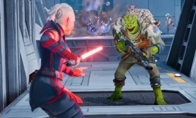 Un reptil alienígena blindado con un bláster se enfrenta a un guerrero que empuña una espada de energía roja en un juego móvil gratuito.