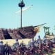 Scena di battaglia tra pirati in low-poly con la squadra blu che manovra i cannoni contro la squadra rossa in un gioco mobile indie