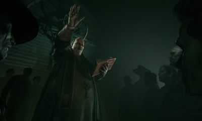 심리적 공포 PC 게임 장면에서 사악한 설교자가 어두운 군중에게 설교를 합니다.