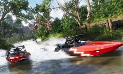 Schnellboote rasen durch gewundene Flüsse in einer actiongeladenen Szene aus dem PS Plus-Rennspiel