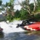 Schnellboote rasen durch gewundene Flüsse in einer actiongeladenen Szene aus dem PS Plus-Rennspiel