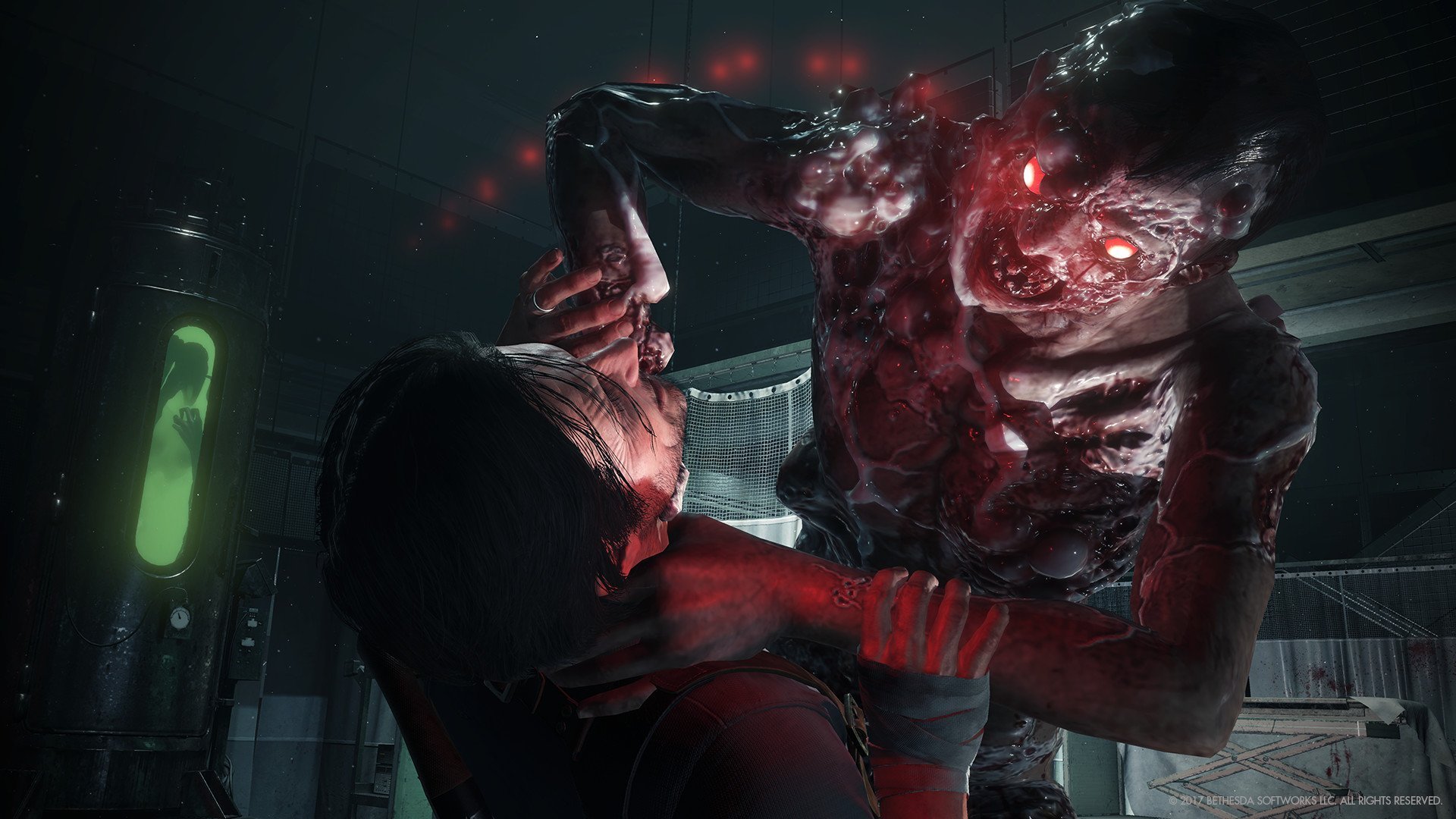 В игре ужасов для PS Plus на мужчину нападает мутировавший гуманоид со светящимися глазами.