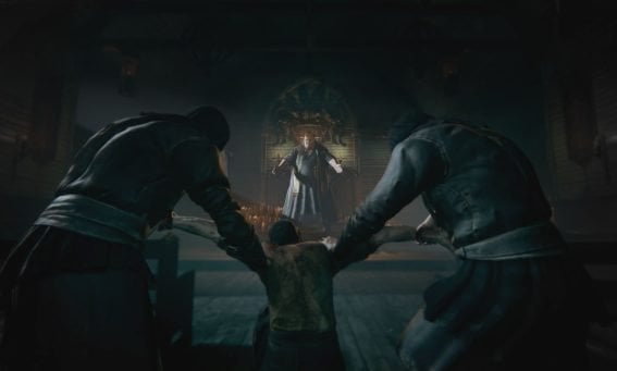 Sektenführer in einer dunklen rituellen Umgebung, während in einem Horror-PC-Spiel Gestalten in Roben einen Mann festhalten