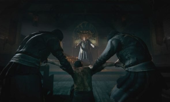 Sektenführer in einer dunklen rituellen Umgebung, während in einem Horror-PC-Spiel Gestalten in Roben einen Mann festhalten