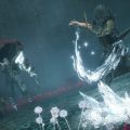 在 Game Pass 角色扮演游戏中，一名巫师对一头身披盔甲的高大怪物施展冰霜咒语