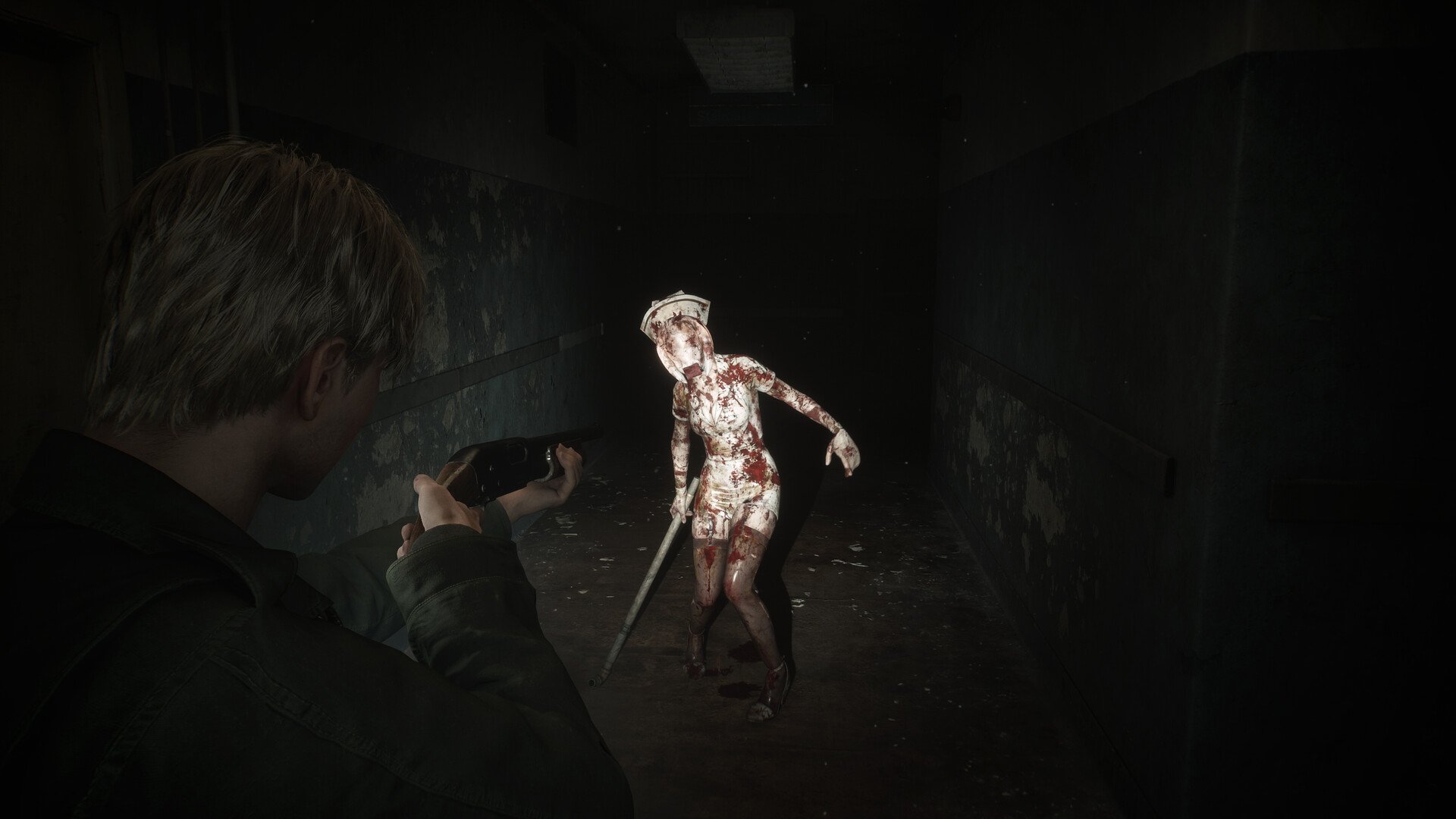 Un homme pointe un fusil de chasse sur un monstre infirmier tordu dans un jeu PC d'horreur psychologique