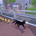 在适合儿童的 Game Pass 游戏中，一只长着闪亮绿眼睛的黑猫走在阳光明媚的街道上，身后跟着一排黄色小鸭子