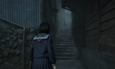 Koulupukuinen tyttö kävelee pimeää kujaa pitkin kohti varjoisaa hahmoa japanilaisessa Steam-kauhupelissä.