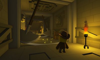 Um explorador de desenho animado navega por um corredor de templo cheio de armadilhas iluminado por tochas em um jogo indie do Steam