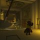 Um explorador de desenho animado navega por um corredor de templo cheio de armadilhas iluminado por tochas em um jogo indie do Steam
