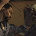 Um homem luta contra um zumbi com uma chave de fenda em uma cena tensa de um jogo de terror de sobrevivência do Game Pass