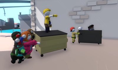 Персонажи мультфильмов толкают большие ящики, а один из них стоит наверху и даёт указания в игре типа Wobbly Life.