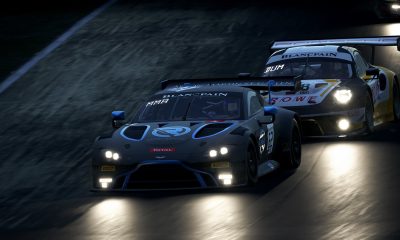 두 대의 GT 경주차가 젖은 밤 트랙을 질주합니다.